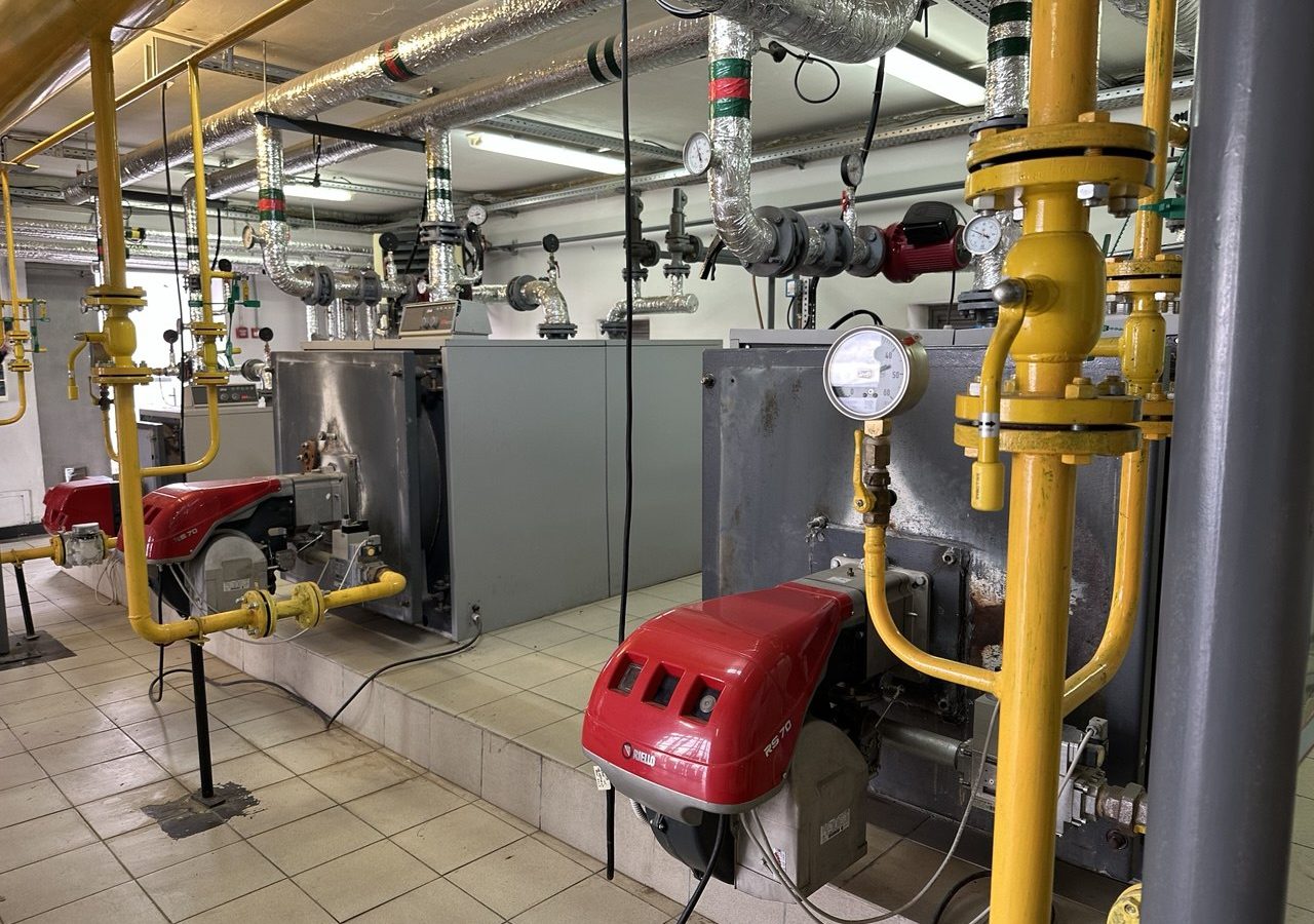 Газовые котлы и оборудование котельной бизнес-центра «Чайка» с трубопроводами системы теплоснабжения, проект компании ООО «Альянс Строй»